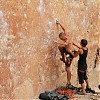 Sztuka obłapiania czyli starcik do drogi 7a. Padł chyba w szóstej próbie... Fot. Mateusz Haładaj